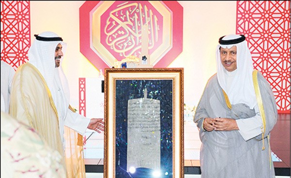 سمو رئيس الوزراء الشيخ جابر المبارك يتسلم هدية من الوزير محمد الجبري