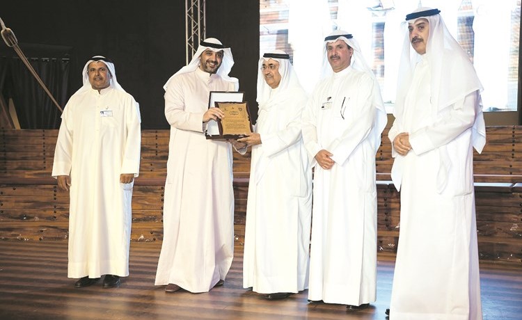 د.عبدالمحسن المدعج يتسلم تكريمه كمتحدث في الملتقى﻿