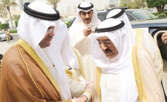 صاحب السمو الأمير الشيخ صباح الأحمد لدى وصوله وفي استقباله عبدالعزيز اسحق ﻿