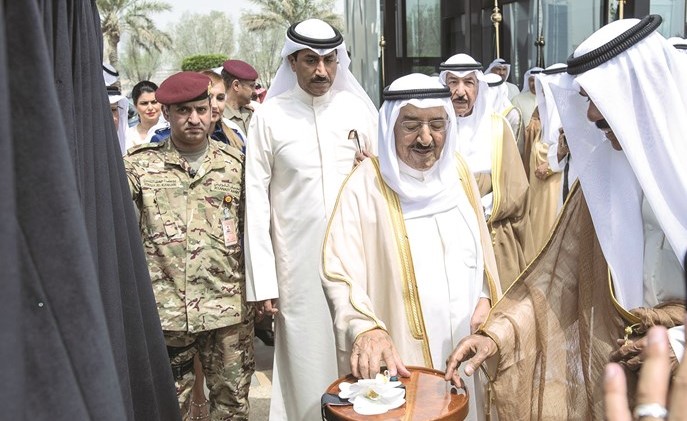 صاحب السمو الأمير خلال تدشين المرحلة الثانية من مشروع حديقة الشهيد بحضور سمو ولي العهد الشيخ نواف الأحمد﻿