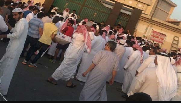 بعد انتشار مقطع له على مواقع التواصل وتهافت الناس عليه.. إيقاف ممارس الطب الشعبي بالكي في السعودية