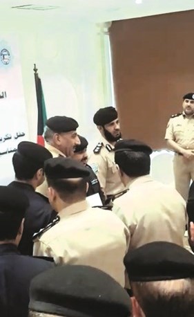 اللواء فهد الشويع خلال استقباله الشرطي العنزي