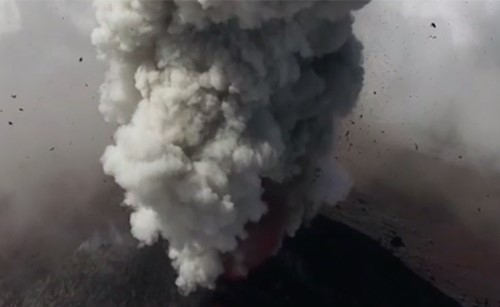 شاهد .. فيديو غير مسبوق من فوهة البركان