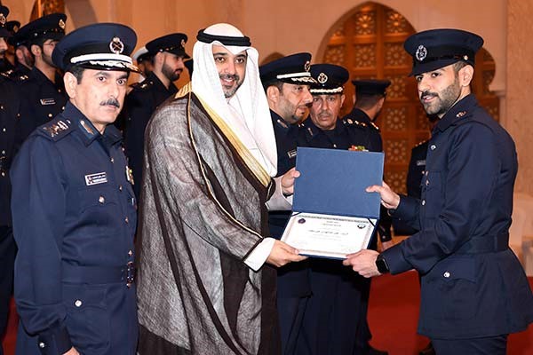 الشيخ محمد العبدالله مكرما أحد ضباط الإطفاء