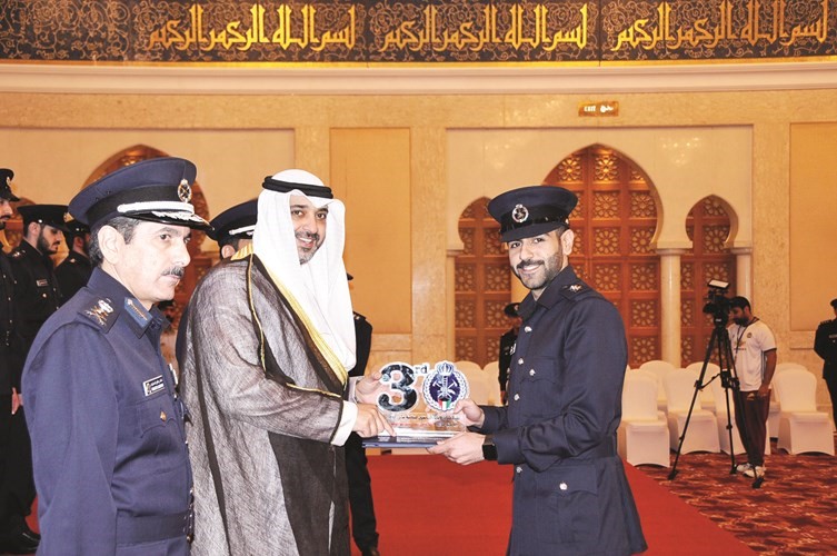 الشيخ محمد العبدالله مكرما احد الضباط الخريجين