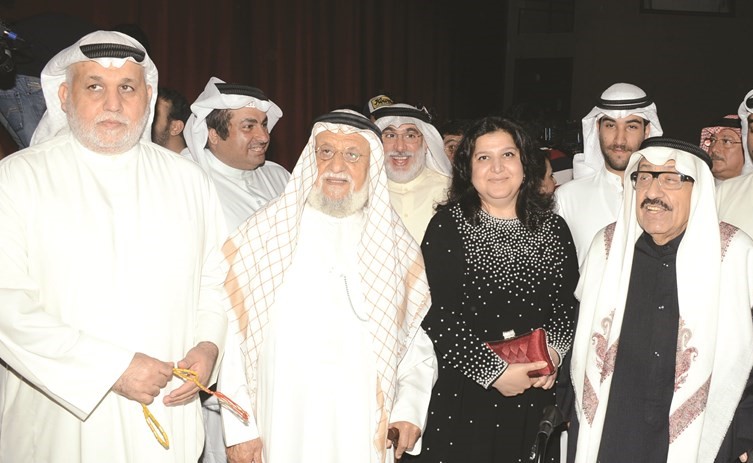 الفنانان القديران شادي الخليج ومحمد المنيع ومعهم نجلاء النقي وعبدالله عبدالرسول وعدد من الحضور﻿