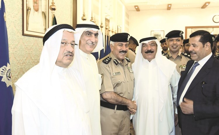 الفريق محمود الدوسري يتلقى التهنئة بمنصبه الجديد من الفريق م. عبدالفتاح العلي ود. يوسف العميري﻿