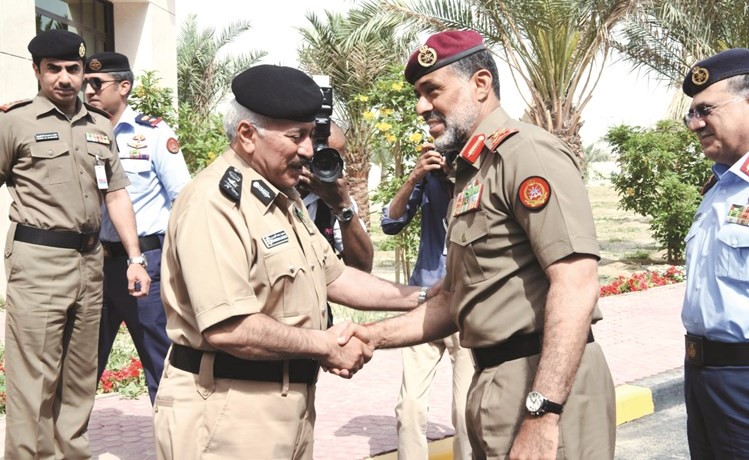 نائب رئيس الأركان الفريق الركن عبدالله النواف يهنئ وكيل وزارة الداخلية الفريق محمود الدوسري بمنصبة الجديد والترقية﻿