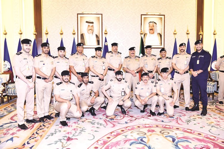 الفريق الدوسري متوسطا مدير عام وضباط وضباط صف الاعلام الأمني﻿