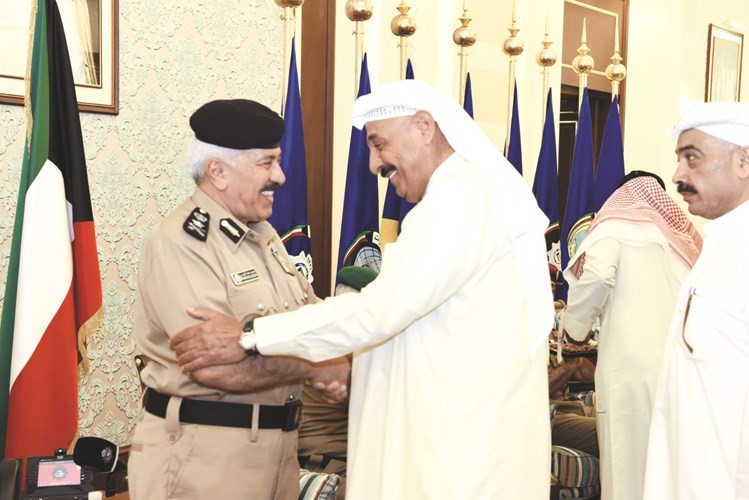 الفريق محمود الدوسري يتلقى التبريكات من الفريق م. د.مصطفى الزعابي﻿