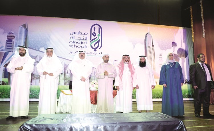  مستشار الإدارة العامة يوسف عبدالرحمن يتوسط د.عبدالله الكندري وخالد المشعان وبتول العومي ومحمد الصانع وحسن العجمي وعددا من المشاركين