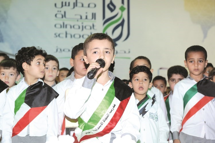أحد الطلاب يتلو آيات من القرآن الكريم﻿