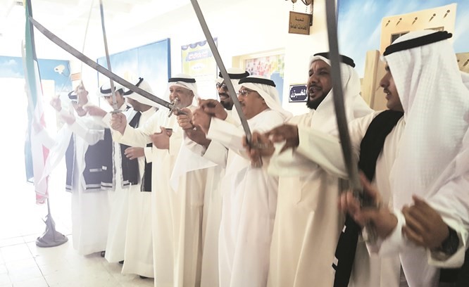  الوزير د.محمد الفارس يؤدي رقصة العرضة ﻿