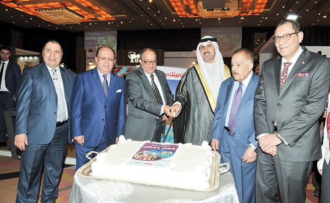 خلال قطع كعكة المعرض