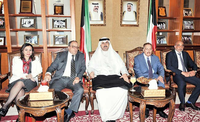  الشيخ نمر يتوسط مسؤولي معرض العقار المصري