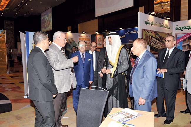  الشيخ نمر الصباح يستمع لشرح من أحد المشاركين