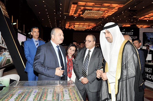 الوكيل المساعد خلال اطلاعه على احد المشاريع العقارية في المعرض