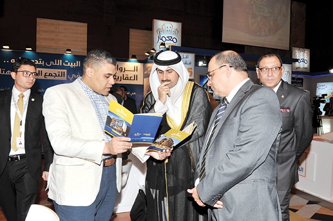  ..و يستفسر من أحد المشاركين