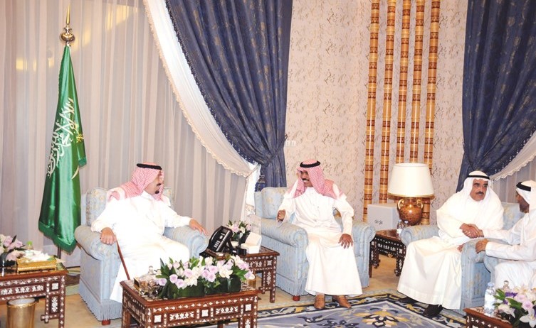 خادم الحرمين الشريفين الملك سلمان بن عبدالعزيز خلال استقبال ممثل صاحب السمو الأمير سمو ولي العهد الشيخ نواف الأحمد والشيخ فيصل السعود ﻿
