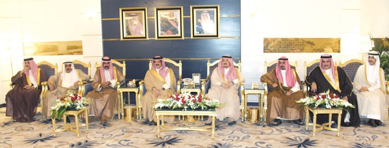 ممثل صاحب السمو سمو ولي العهد الشيخ نواف الأحمد مستقبلا العاهل البحريني الملك حمد بن عيسى آل خليفة والوفد المرافق له بحضور الشيخ فيصل السعود والشيخ د.محمد الصباح والشيخ ثامر الجابر﻿