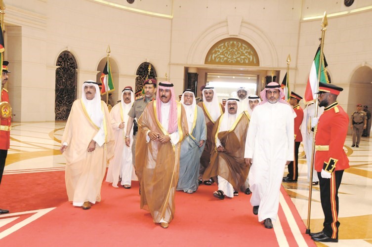 سمو ولي العهد الشيخ نواف الأحمد لدى مغادرته البلاد وفي وداعه الشيخ ناصر صباح الأحمد والشيخ علي الجراح والشيخ مبارك الفيصل﻿
