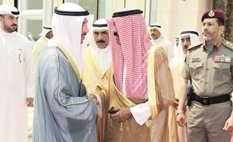 سمو ولي العهد مصافحا رئيس مجلس الأمة مرزوق الغانم﻿