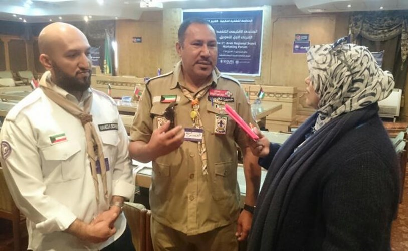 حسين الخميس وحامد بوشهري يتحدثان للزميلة هناء السيد ﻿