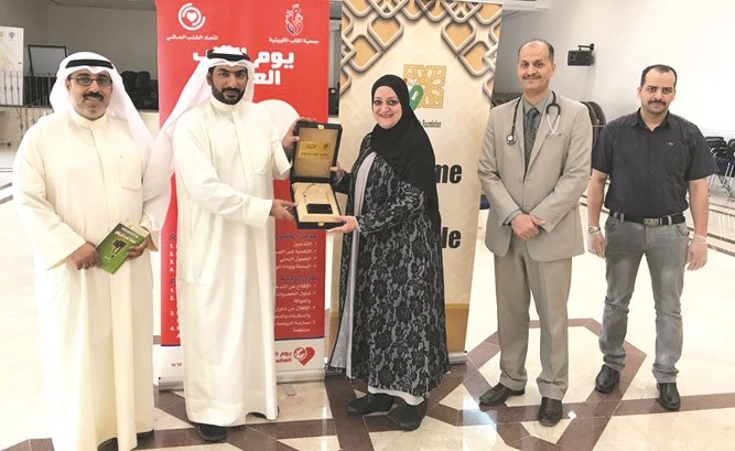 د.هند الشومر تتسلم درعا تكريمية﻿