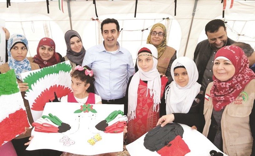 حمد الساير متوسطا عددا من الأطفال اللاجئين السوريين﻿