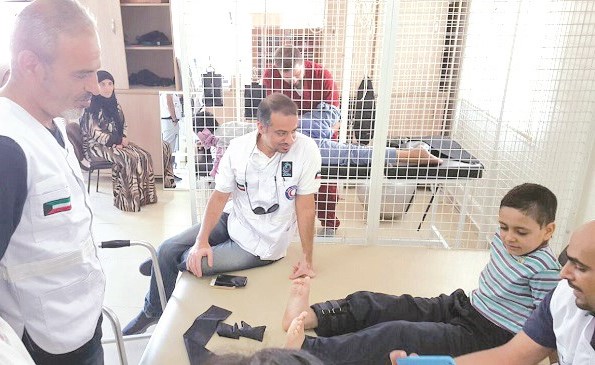 أحد الأطفال السوريين المصابين الذين يستفيدون من مشروع إعادة تأهيل الجرحى المشترك	﻿