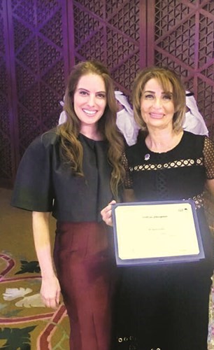 هنادي الخزعل مع إحدى الموظفات المكرمات﻿