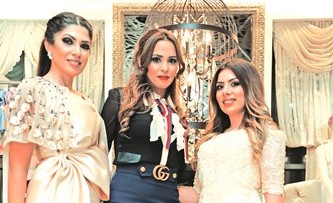 ليالي تتوسط عارضتين خلال الحفل﻿