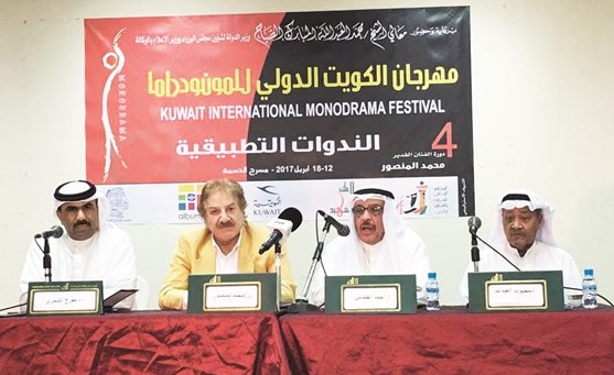 الفنان القدير محمد المنصور يتوسط الموسيقي أحمد القطامي والزملاء مفرح الشمري ومحبوب العبدالله﻿
