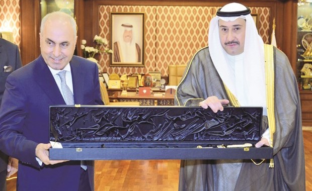 الشيخ فيصل الحمود يقدم هدية تذكارية إلى وزير التخطيط والتجارة العراقي سلمان الجميلي﻿
