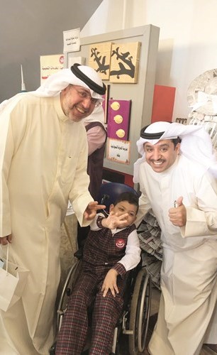 د.عبدالمحسن الحويلة وعبدالعزيز الكندري مع احد طلبة ذوي الاحتياجات الخاصة﻿
