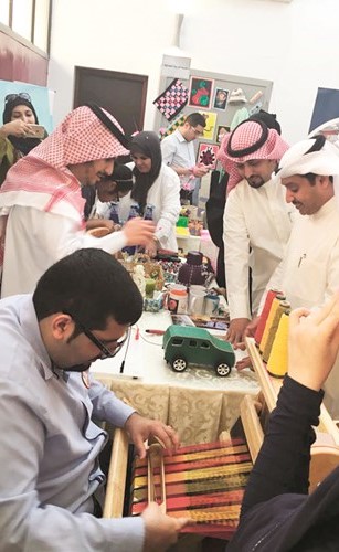 د.عبدالمحسن الحويلة متجولا في المعرض ﻿