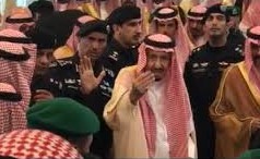 شاهد.. ماذا ردّ الملك سلمان على مواطن طلَب السلام عليه في حفل مهرجان الإبل