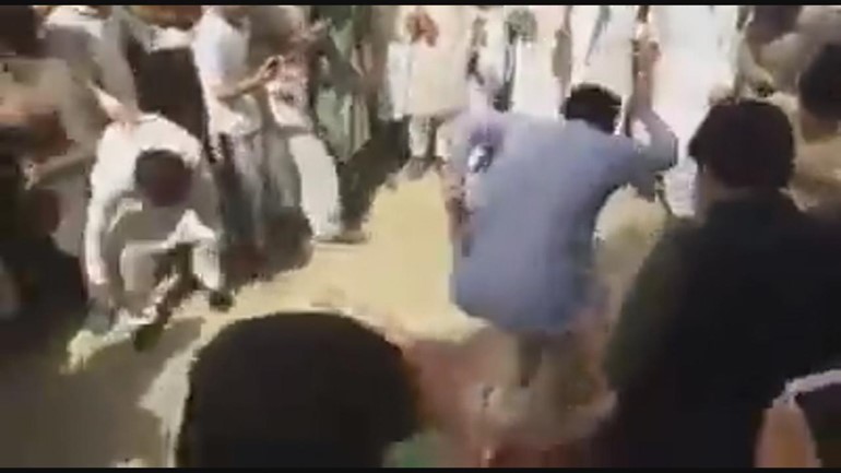 فيديو بشع لطلبة جامعة وهم يقتلون زميلهم ضرباً