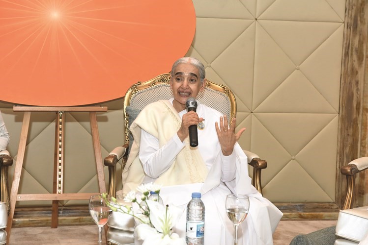 الأخت جايانتي المديرة الأوروبية لمنظمة براهما كوماريس العالمية الروحية تتحدث في جي دبليو ماريوت﻿