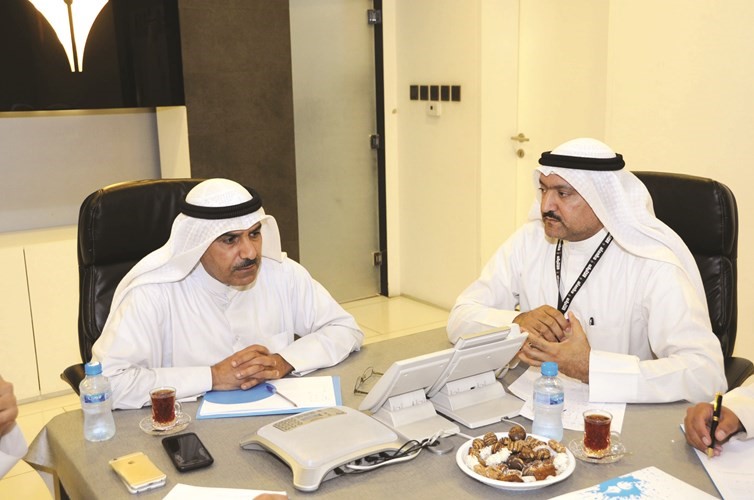 النائب مرزوق الخليفة مع الزميل حسين الرمضان سكرتير التحرير للشؤون البرلمانية﻿