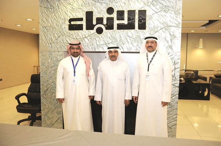 النائب مرزوق الخليفة متوسطا الزميلين حسين الرمضان وبدر السهيل﻿