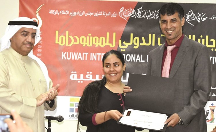 القائم بأعمال السفير الليبي عبدالعال أنور الدرسي يكرم الممثلة رندة بحضور الزميل جابر الهاجري﻿