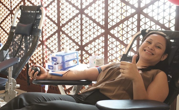 إحدى الموظفات خلال تبرعها بالدم﻿