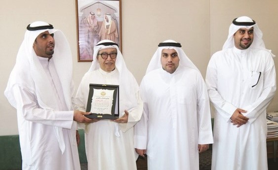 علي الموسى يتلقى درعا تقديرية من فايز العازمي﻿