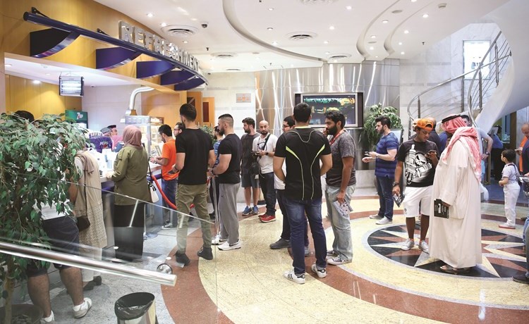 حضور كثيف لمشاهدة العرض الأول﻿