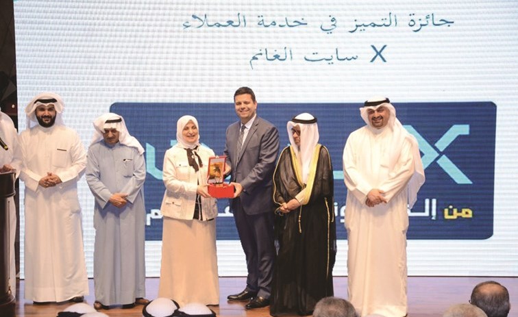  سامر صايغ متسلما الجائزة من الوزيرة هند الصبيح﻿