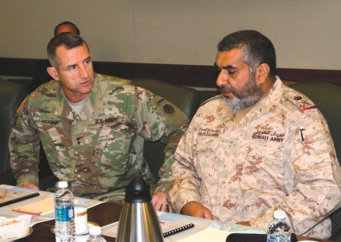 اللواء خالد صالح المحمد الصباح مع نائب قائد القيادة الوسطى بالجيش الأميركي اللواء وليام ب. هيكمان﻿