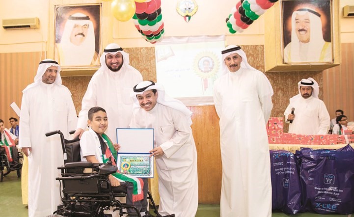 د. عبدالمحسن الحويلة وعبدالله العجمي يكرمان أحد الطلبة المتفوقين من ذوي الاحتياجات الخاصة ﻿