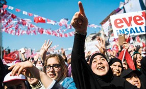 اتراك يحيون الرئيس التركي في اخر مهرجاناته الخطابية عشية الاستفتاء على التعديلات الدستورية 		               (أ.ف.پ)