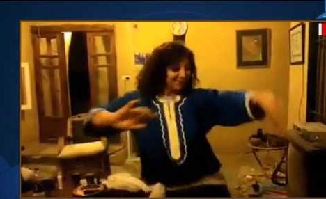 بالفيديو.. إعلامي مصري يفتح النار على استاذة جامعية .. شاهدوا ماحدث !